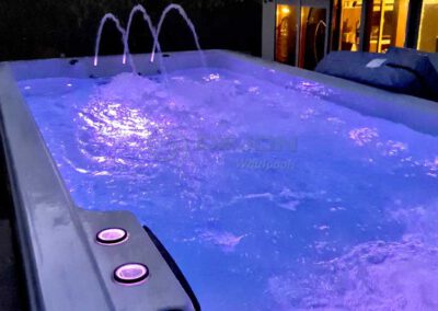 DEJON Swim-Spa Modell ENYA 500 mit Gegenstromanlage und Poolbereich nachts