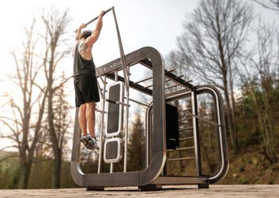 Gymcube für Fitnesstraining und Calisthenics-Übungen im Garten