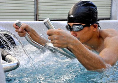 Schwimmsport mit vielseitigen Trainingsmethoden im ENYA-Swimspa 400 von DEJON Whirlpools