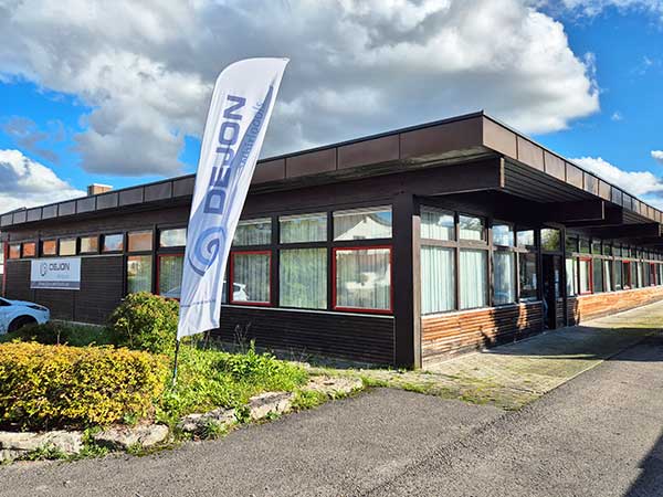 Showroom und Ausstellung von DEJON Whirlpools in Vöhringen mit Beratung für Kunde aus Villingen-Schwenningen