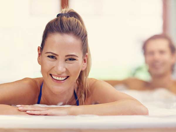 Winterfeste Outdoor Whirlpools für 2 bis 9 Personen live Testen im Showroom von DEJON Whirlpools