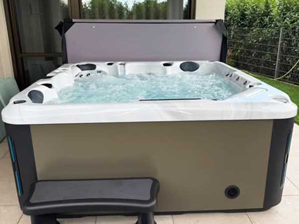 Neuer Outdoor-Whirlpool in Empfingen in Sonderfarbe von DEJON Whirlpools