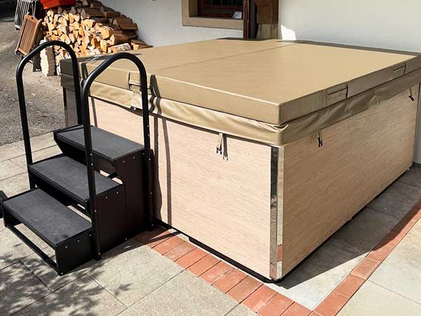 Outdoor-Whirlpool kaufen in Gammertingen von Firma DEJON Whirlpools mit Abdeckung Einstiegstreppe Auslieferung und direkter Inbetriebnahme
