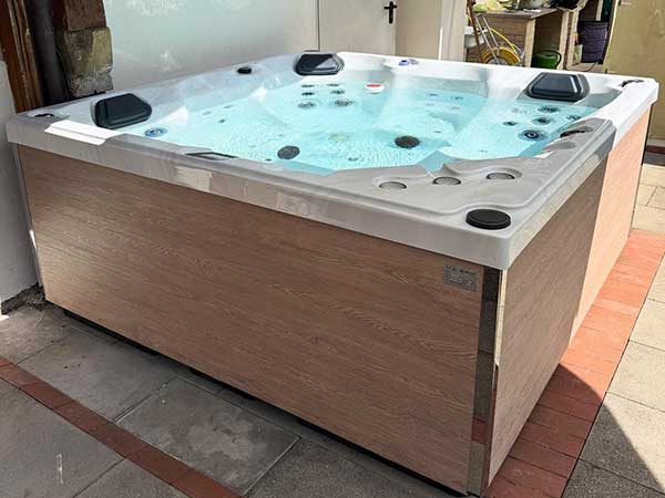 Winterfester Outdoor-Whirlpool für 5 Personen in Gammertingen vom Fachhändler und Anbieter DEJON Whirlpools