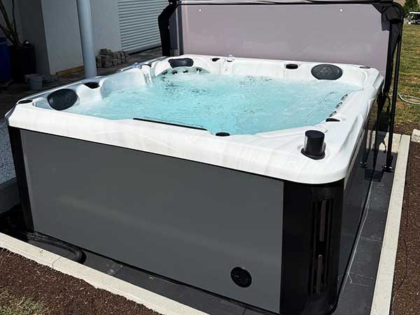 Winterfester Outdoor-Whirlpool für bis zu 5 Personen in Geislingen Modell Melody vom Anbieter DEJON Whirlpools