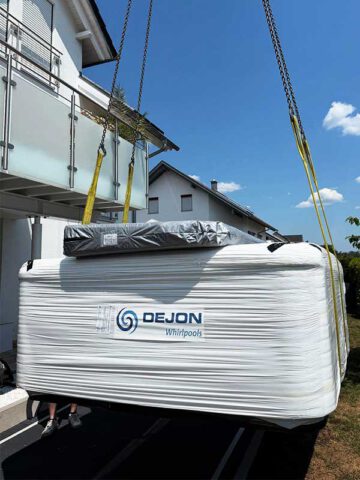 Neu gekaufter Outdoor-Whirlpool mit direkter Kranauslieferung in 72351 Geislingen