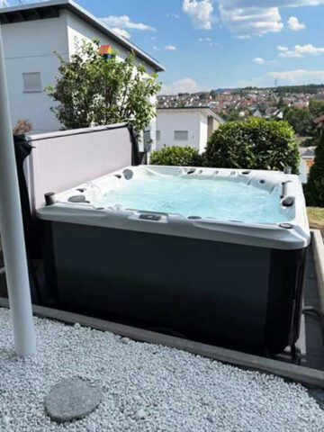 Outdoor-Whirlpool-kaufen-in-Geislingen-hier-EVO-Serienmodell-Melody-für-5-Personen-von-DEJON-Whirlpools