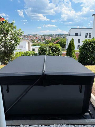 Wetterbeständige Thermoabdeckung für den Melody Outdoor Whirlpool vom Anbieter DEJON Whirlpools aus der Nähe