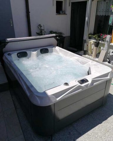 Winterfeste-Outdoor-Whirlpools-für-Bräunlingen-und-Umgebung-vom-Anbieter-DEJON-Whirlpools