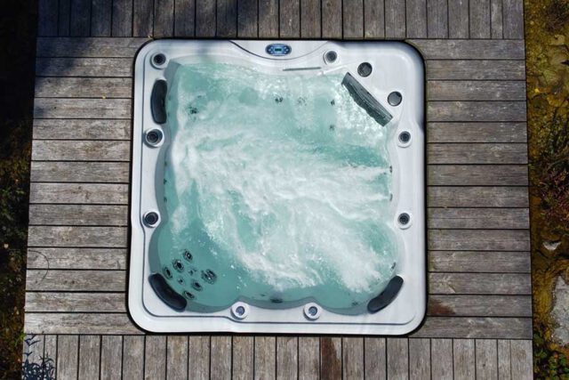 Winterfester Outdoor-Whirlpool für 5 Personen in Sigmaringen vom Anbieter DEJON Whirlpools