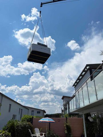 Zuverlässige Whirlpool-Auslieferung und Platzierung mit dem Kran von DEJON Whirlpools in 72351 Geislingen