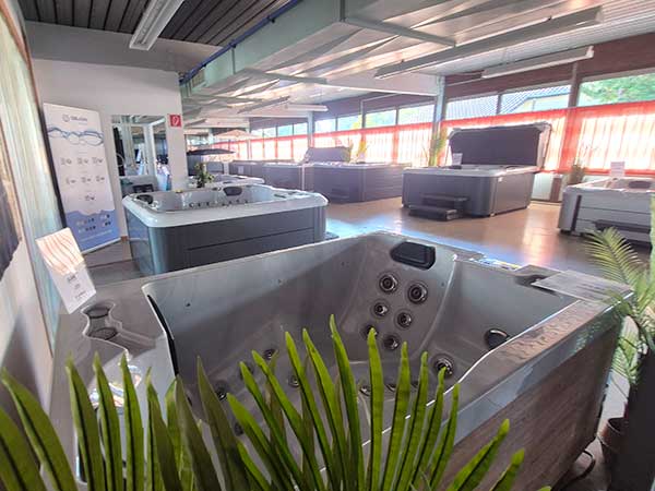 DEJON Whirlpools Ausstellungsraum in Vöhringen bei Kundenbesuch aus Ostelsheim