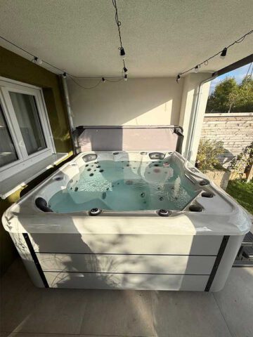 DEJON-Whirlpools-MIC-Serienmodell-Carnegy-ausgeliefert-nach-Ostelsheim