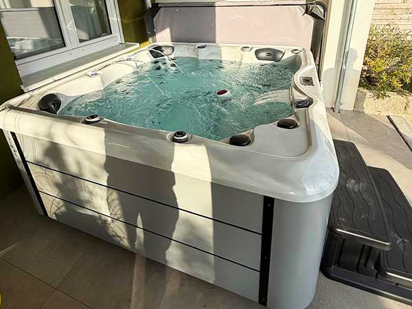 Winterfester Outdoor Whirlpool für 6 Personen von DEJON Whirlpools in Ostelsheim im Landkreis Calw