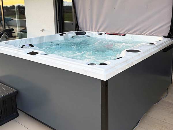 Winterfester Outdoor Whirlpool in 88074 Meckenbeuren Serienmodell Holiday von DEJON Whirlpools