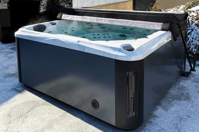 Premium Outdoor-Whirlpool für bis zu 5 Personen in Frittlingen von DEJON Whirlpools