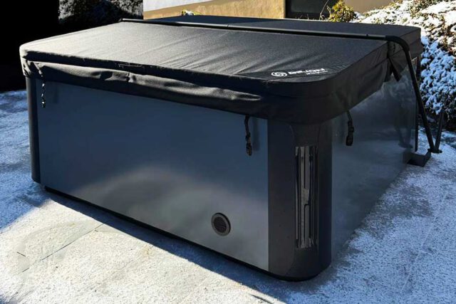 Winterfeste Thermoabdeckung mit Abdeckungsheber für Premium Outdoor Whirlpool in Frittlingen