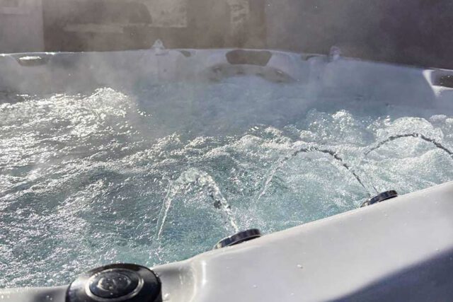 Winterfester-Outdoor-Whirlpool-für-5-Personen-gekauft-beim-Fachhandel-DEJON-Whirlpools