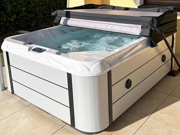 Winterfester Outdoor Whirlpool für 2 Personen in Pfalzgrafenweiler vom Fachgeschäft DEJON Whirlpools