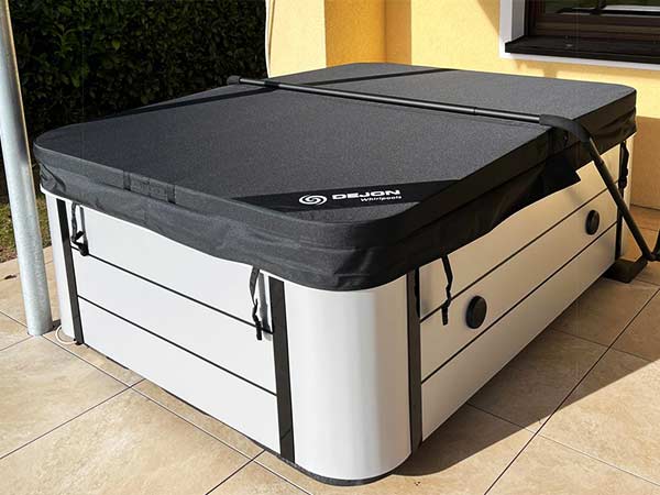 Winterfester Outdoor Whirlpool mit wetterfester Abdeckung in Pfalzgrafenweiler vom Anbieter DEJON Whirlpools